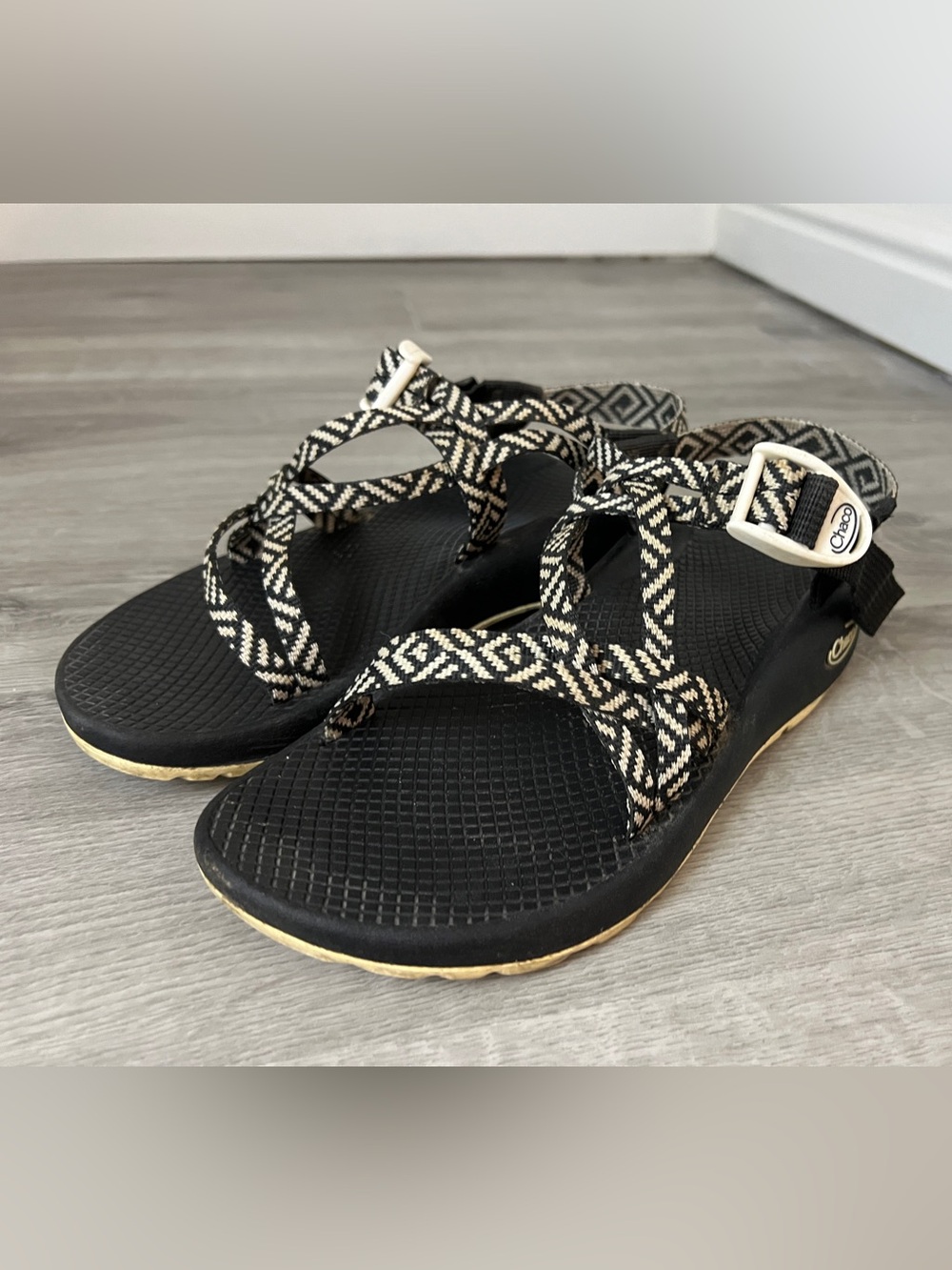Chaco Women's Z/Cloud X2 Sandals, Black White Geometric Strap, Size 7- GUC